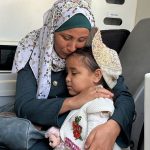 © WHO غزہ کے شمالی علاقے کے ایک ہسپتال میں ماں اپنی بیمار بچی کے ساتھ۔