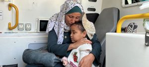 © WHO غزہ کے شمالی علاقے کے ایک ہسپتال میں ماں اپنی بیمار بچی کے ساتھ۔