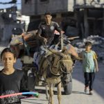 © UNRWA شمالی غزہ کا ایک خاندان پناہ کی تلاش میں مارا مارا پھر رہا ہے۔