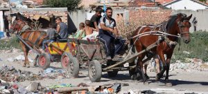 © UNICEF/Oleg Popov روما برادری یورپ میں انتہائی کسمبرسی کی حالت میں رہتی ہیں اور انہیں ہر جگہ تعصب کا بھی سامنا رہتا ہے۔