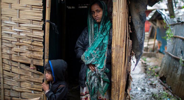 بنگلہ دیش کے کاکس بازار کے مہاجر کیمپ میں پناہ لیے ہوئے ایک روہنگیا خاندان۔