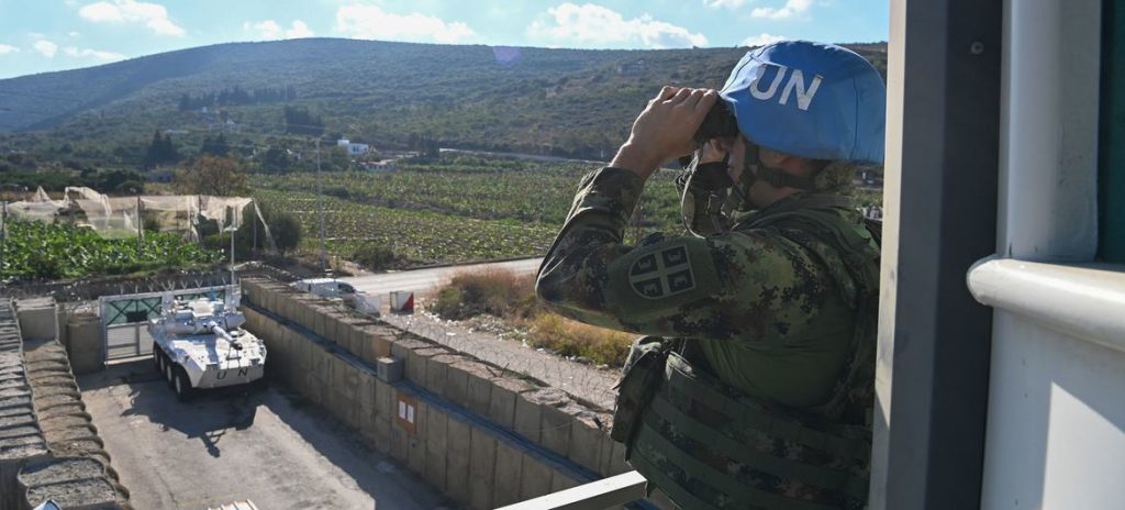 © UNIFIL/Haidar Fahs یو این امن کار یونیفیل کی ایک چوکی سے بلیو لائن پر نظر رکھے ہوئے ہے۔