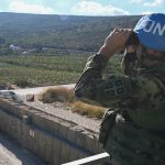 © UNIFIL/Haidar Fahs یو این امن کار یونیفیل کی ایک چوکی سے بلیو لائن پر نظر رکھے ہوئے ہے۔