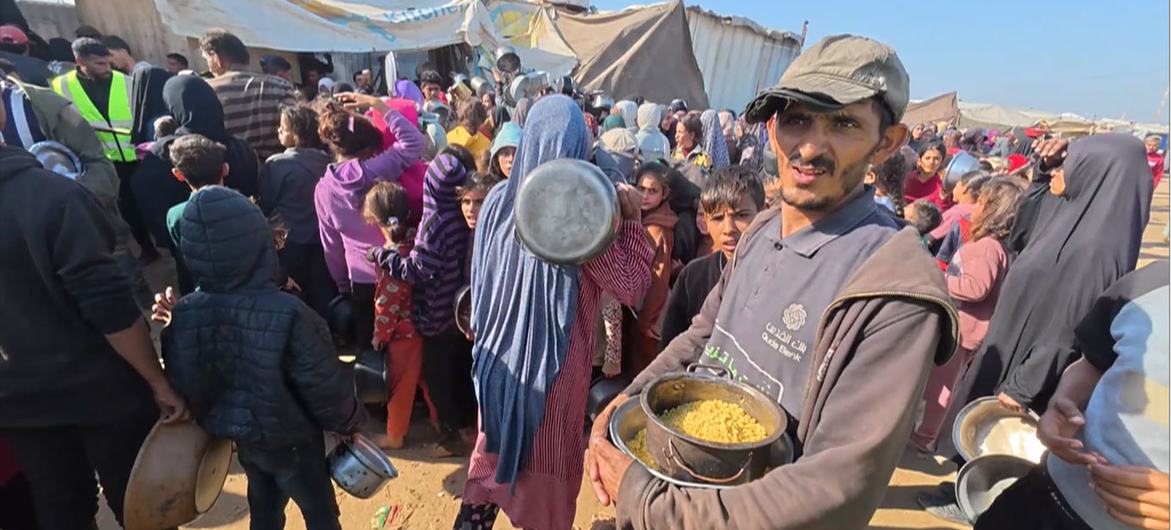 © WFP ڈبلیو ایف پی غزہ میں پکا پکایا کھانا تقسیم کرنے کا کام جاری رکھے ہوئے ہے۔