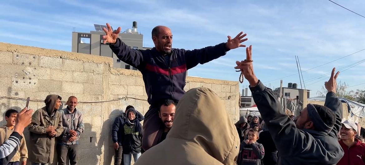 UN News وسطی غزہ کے علاقے نصیرت میں لوگ جنگ بندی اور گھروں کو واپسی کے امکان کا جشن منا رہے ہیں۔