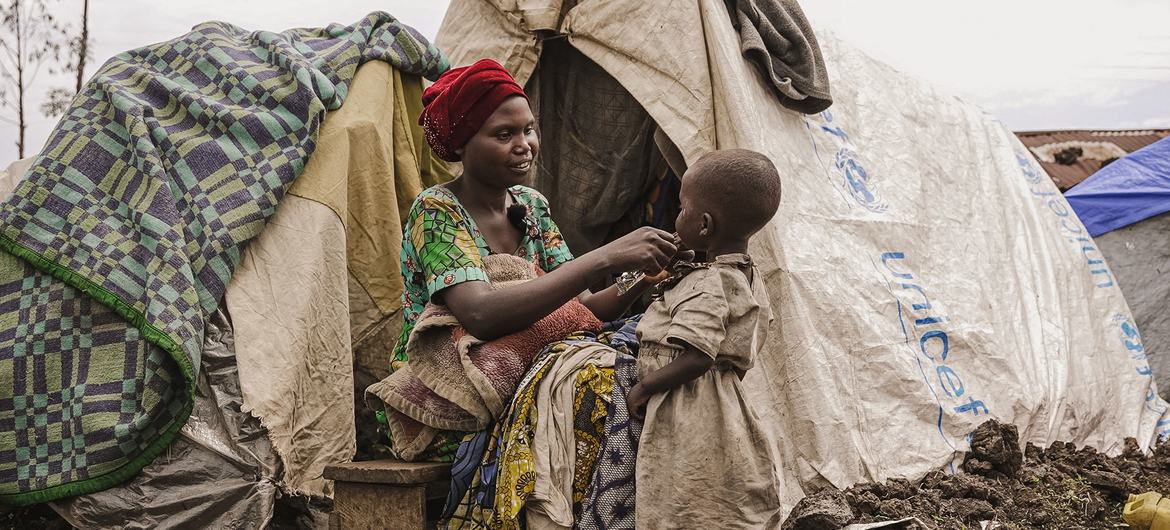 © UNICEF/Jospin Benekire کانگو میں متحارب مسلح گروہوں کے درمیان بڑھتی پرتشدد کارروائیوں کی وجہ سے لاکھوں لوگ گھر بار چھوڑ کر عارضی پناہ گاہوں میں رہنے پر مجبور ہیں۔
