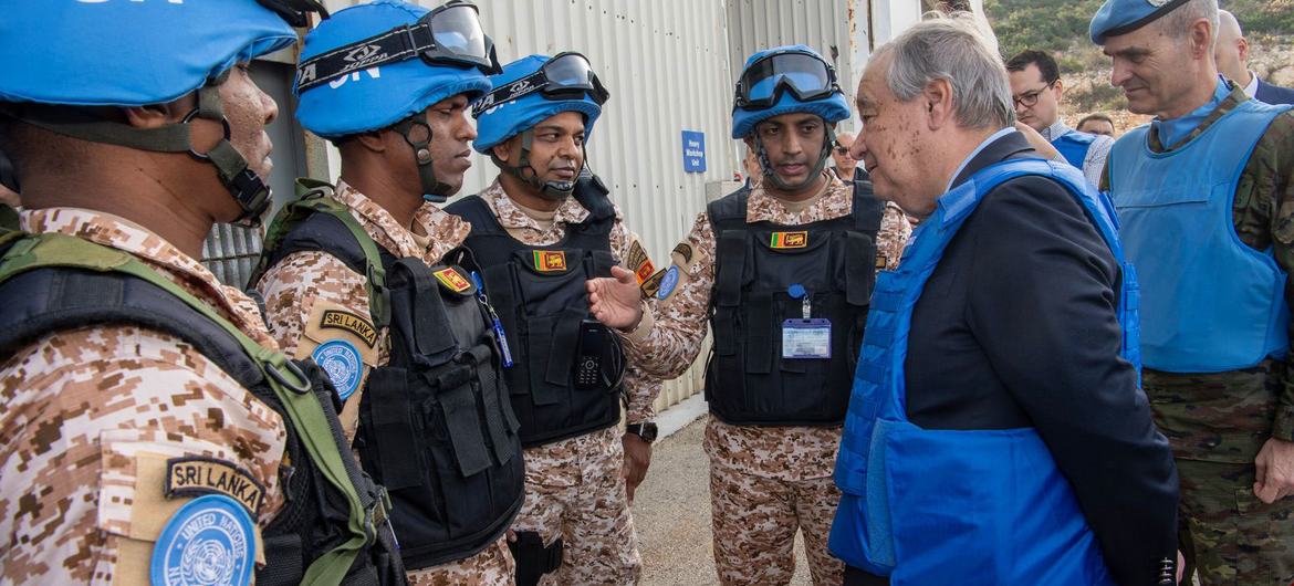 UNIFIL/Pasqual Gorriz سیکرٹری جنرل انتونیو گوتیرش سوڈان میں تعینات سری لنکا سے تعلق رکھنے والے امن سپاہیوں سے ملاقات کر رہے ہیں۔
