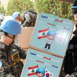 UNIFIL جنوبی کوریا سے تعلق رکھنے والے امن سپاہی شام سے جنوبی لبنان لوٹنے والے خاندانوں میں امدادی سامان تقسیم کر رہے ہیں۔