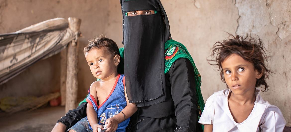 © WFP/Hebatallah Munassar یمن کے اس خاندان سمیت لاکھوں دوسرے خاندان اقوام متحدہ اور اس کے شراکتی اداروں کی طرف سے ملنے والی امداد پر انحصار کرتے ہیں۔
