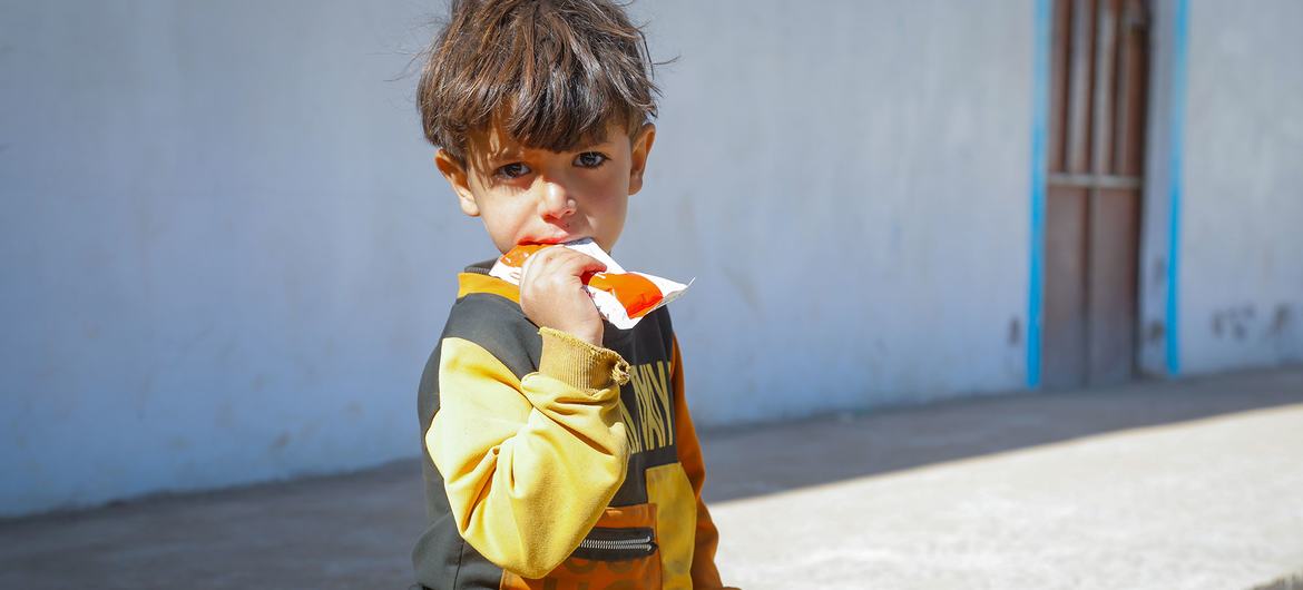 یمن: دس سالہ جنگ کے بعد ہر دوسرا بچہ غذائی قلت کا شکار